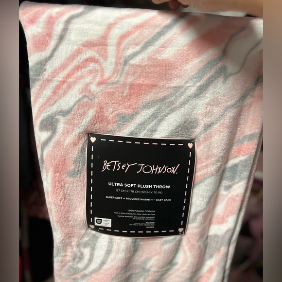 🩷🩷NWT-BETSEY JOHNSON SUPER SOFT ULTRA PLUSH THROW BLANKET🩷🩷 - Picture 1 of 8